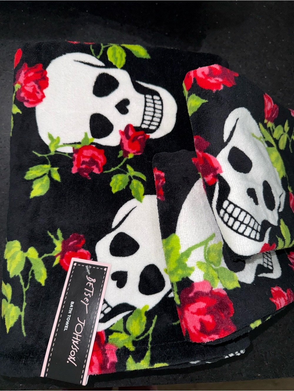 NEW Betsey Johnson 4 PIECE SKULL GARDEN Skull Red Rose Bath Towel & Hand Towels - Picture 2 of 11